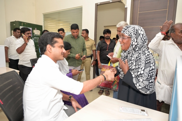 ಬಳ್ಳಾರಿ : ತಹಶೀಲ್ದಾರ್ ಕಚೇರಿಗೆ ಶಾಸಕರ ದಿಢೀರ್ ಭೇಟಿ: ಅಧಿಕಾರಿಗಳು ತಬ್ಬಿಬ್ಬು ಬಳ್ಳಾರಿ : ತಹಶೀಲ್ದಾರ್ ಕಚೇರಿಗೆ ಶಾಸಕರ ದಿಢೀರ್ ಭೇಟಿ: ಅಧಿಕಾರಿಗಳು ತಬ್ಬಿಬ್ಬು