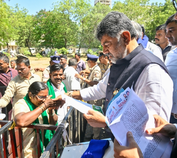 ಸಾರ್ವಜನಿಕರ ಅಹವಾಲು ಆಲಿಸಿದ ಸಿಎಂ ಸಾರ್ವಜನಿಕರ ಅಹವಾಲು ಆಲಿಸಿದ ಸಿಎಂ