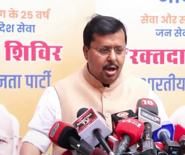 मीडिया को संबोधित करते हुए भाजपा अध्यक्ष नितिन नवीन