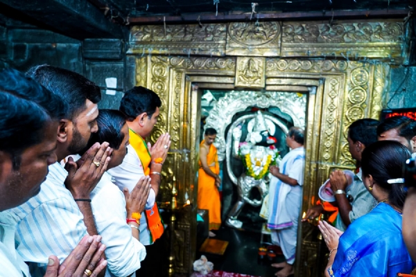 ದೇವಸ್ಥಾನದಲ್ಲಿ ವಿಜಯೇಂದ್ರ ಪ್ರಾರ್ಥನೆ