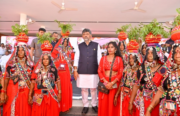 ಬಂಜಾರ ಸಮುದಾಯದ ಮಹಿಳೆಯರ ಜೊತೆ ಸಿಎಂ ಪೋಟೋ ಬಂಜಾರ ಸಮುದಾಯದ ಮಹಿಳೆಯರ ಜೊತೆ ಸಿಎಂ ಪೋಟೋ