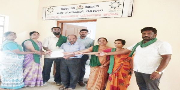 ಬಿಸಿಯೂಟ ನೌಕರರಿಗೆ ವೇತನ ವಿಲ್ಲದೆ ಪರದಾಟ ; ಅಧಿಕಾರಿಗಳ ವಿರುದ್ಧ ಆಕ್ರೋಶ