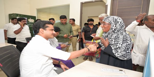 ಬಳ್ಳಾರಿ : ತಹಶೀಲ್ದಾರ್ ಕಚೇರಿಗೆ ಶಾಸಕರ ದಿಢೀರ್ ಭೇಟಿ