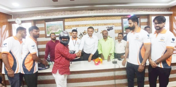 ಕೋಲಾರದಲ್ಲಿ ಆರೆಂಜ್ ಆರ್ಮಿ ಟ್ರಸ್ಟ್ನಿಂದ ಜಿಲ್ಲಾಧಿಕಾರಿ ಎಂ.ಆರ್. ರವಿ ಪತ್ರಕರ್ತರಿಗೆ ಹೆಲ್ಮೆಟ್ ವಿತರಿಸಿದರು. ಕೋಲಾರದಲ್ಲಿ ಆರೆಂಜ್ ಆರ್ಮಿ ಟ್ರಸ್ಟ್ನಿಂದ ಜಿಲ್ಲಾಧಿಕಾರಿ ಎಂ.ಆರ್. ರವಿ ಪತ್ರಕರ್ತರಿಗೆ ಹೆಲ್ಮೆಟ್ ವಿತರಿಸಿದರು.