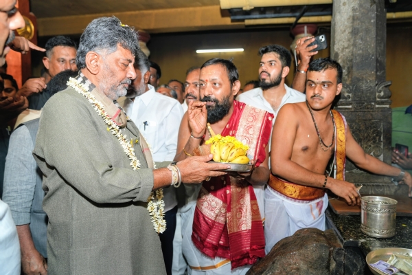 ದೇವಸ್ಥಾನಕ್ಕೆ ಮುಖ್ಯಮಂತ್ರಿ ಭೇಟಿ ದೇವಸ್ಥಾನಕ್ಕೆ ಮುಖ್ಯಮಂತ್ರಿ ಭೇಟಿ