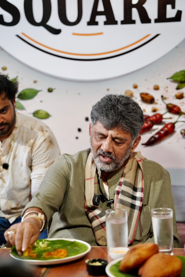 ಮಂಗಳೂರಿನಲ್ಲಿ ಉಪಹಾರ ಸವಿದ ಮುಖ್ಯಮಂತ್ರಿ ಮಂಗಳೂರಿನಲ್ಲಿ ಉಪಹಾರ ಸವಿದ ಮುಖ್ಯಮಂತ್ರಿ