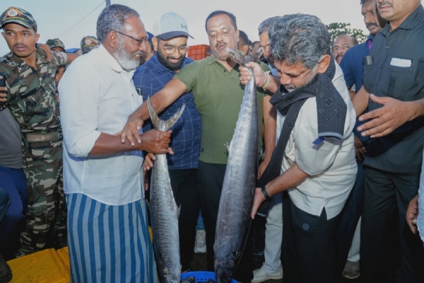 ಮಂಗಳೂರು ಮೀನುಗಾರಿಕೆ ಬಂದರಿಗೆ ಮುಖ್ಯಮಂತ್ರಿ ಭೇಟಿ ಮಂಗಳೂರು ಮೀನುಗಾರಿಕೆ ಬಂದರಿಗೆ ಮುಖ್ಯಮಂತ್ರಿ ಭೇಟಿ