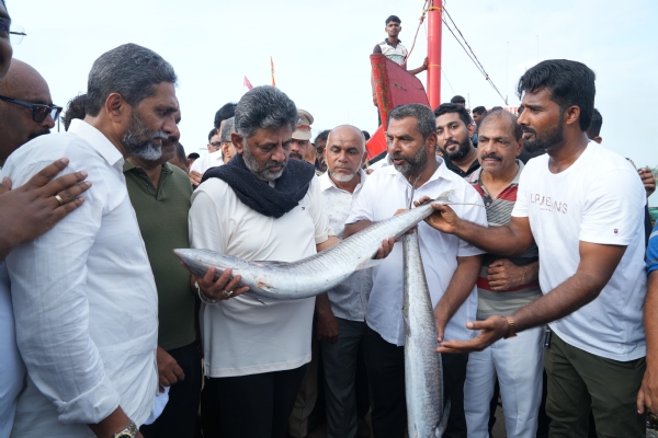 ಮಂಗಳೂರು ಬಂದರಿಗೆ ಮುಖ್ಯಮಂತ್ರಿ ದಿಢೀರ್ ಭೇಟಿ ಮಂಗಳೂರು ಬಂದರಿಗೆ ಮುಖ್ಯಮಂತ್ರಿ ದಿಢೀರ್ ಭೇಟಿ