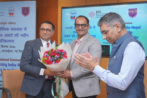 आरआईएस के महानिदेशक प्रो. सचिन कुमार शर्मा नेपाल के वित्त मंत्री डॉ. स्वर्णिम वागले का स्वागत करते हुए। आरआईएस के महानिदेशक प्रो. सचिन कुमार शर्मा नेपाल के वित्त मंत्री डॉ. स्वर्णिम वागले का स्वागत करते हुए।