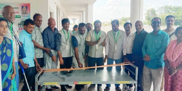 ಕೋಲಾರದಲ್ಲಿ ವಾಸವಿ ಅನ್ನದಾನ ಸೇವಾ ಟ್ರಸ್ಟ್ ವತಿಯಿಂದ ಬುದ್ಧಿಮಾಂದ್ಯ ಮಕ್ಕಳ ಶಾಲೆಗೆ ೫೨ ಸ್ಟೀಲ್ ಮಂಚ ಹಾಗೂ ಗಿಡಗಳ ವಿತರಣೆ