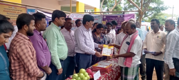 ಯಲ್ದೂರು ಗ್ರಾಮದಲ್ಲಿ ಪ್ರಜಾ ಸೇವಾ ಕಾರ್ಯಕ್ರಮದ ಅಂಗವಾಗಿ ಆಯೋಜಿಸಿದ್ದ ವಿಬಿಜಿರಾಮ್ ಜಿ ಯೋಜನೆಯ ಮಾಹಿತಿ ಕೇಂದ್ರದಲ್ಲಿ ಫಲಾನುಭವಿಗಳಿಗೆ ಜಾಬ್ ಕಾರ್ಡ್ಗಳನ್ನು ವಿತರಿಸಿ ಅವರು ಮಾತನಾಡಿದರು.
