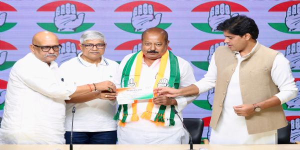 ಎಐಎಂಐಎಂ ಮಾಜಿ ವಕ್ತಾರ ಸೈಯದ್ ಆಸಿಮ್ ವಕಾರ್ ಕಾಂಗ್ರೆಸ್ ಸೇರ್ಪಡೆ