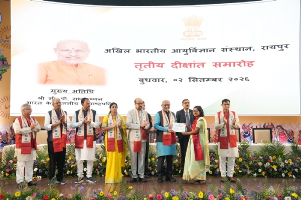 उपराष्ट्रपति ने विभिन्न संकायों के मेधावी छात्र-छात्राओं को उनकी उत्कृष्ट शैक्षणिक उपलब्धियों के लिए स्वर्ण पदक और प्रमाण पत्र प्रदान कर सम्मानित किया उपराष्ट्रपति ने विभिन्न संकायों के मेधावी छात्र-छात्राओं को उनकी उत्कृष्ट शैक्षणिक उपलब्धियों के लिए स्वर्ण पदक और प्रमाण पत्र प्रदान कर सम्मानित किया
