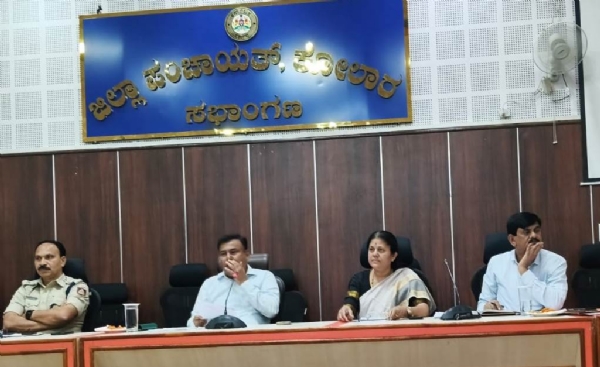 ಸೆಪ್ಟೆಂಬರ್ ೫ ರಂದು ಕೋಲಾರದಲ್ಲಿ ನಡೆಯಲಿರುವ ಪ್ರಜಾಸೇವೆ ಆಂದೋಲನದ ಕಾರ್ಯಕ್ರಮದ ರೂಪರೇಷೆೆಗಳ ಬಗ್ಗೆ ಕೋಲಾರ ಜಿಲ್ಲಾಪಂಚಾಯಿತಿ ಮುಖ್ಯ ಕಾರ್ಯನಿರ್ವಹಣಾಧಿಕಾರಿ ಡಾ. ಪ್ರವೀಣ್ ಬಾಗೇವಾಡಿ ಅಧಿಕಾರಿಗಳ ಸಭೆ ನಡೆಸಿದರು. ಸೆಪ್ಟೆಂಬರ್ ೫ ರಂದು ಕೋಲಾರದಲ್ಲಿ ನಡೆಯಲಿರುವ ಪ್ರಜಾಸೇವೆ ಆಂದೋಲನದ ಕಾರ್ಯಕ್ರಮದ ರೂಪರೇಷೆೆಗಳ ಬಗ್ಗೆ ಕೋಲಾರ ಜಿಲ್ಲಾಪಂಚಾಯಿತಿ ಮುಖ್ಯ ಕಾರ್ಯನಿರ್ವಹಣಾಧಿಕಾರಿ ಡಾ. ಪ್ರವೀಣ್ ಬಾಗೇವಾಡಿ ಅಧಿಕಾರಿಗಳ ಸಭೆ ನಡೆಸಿದರು.