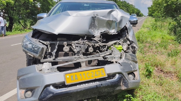 Kalaburagi-Afzalpur-highway-Innova-car-crashes-into-goods-vehicle-averting-major-tragedy Kalaburagi-Afzalpur-highway-Innova-car-crashes-into-goods-vehicle-averting-major-tragedy