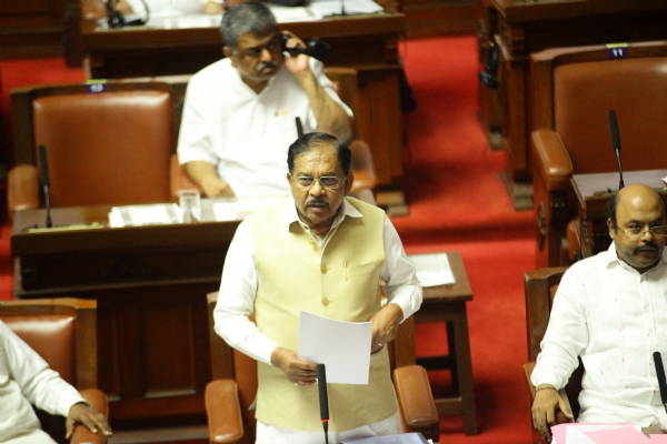 ಪರಿಷತ್ತಿನಲ್ಲಿ ಡಿಸಿಎಂ ಪರಿಷತ್ತಿನಲ್ಲಿ ಡಿಸಿಎಂ
