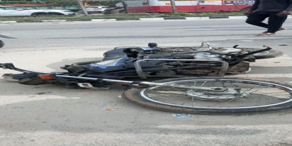 ಬೈಕ್ಗೆ ಕಾರು ಡಿಕ್ಕಿ: ಸ್ಥಳದಲ್ಲೇ ಓರ್ವ ಸಾವು; ಮತ್ತೋರ್ವ ಗಂಭೀರ