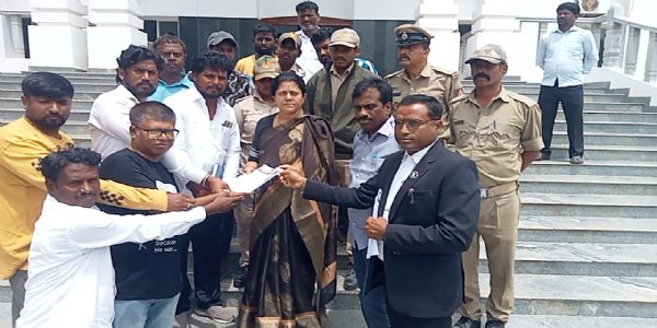 ನಕಲಿ ಅಂಕಪಟ್ಟಿ ನೀಡಿ ಪದೋನ್ನತ್ತಿ ಪಡೆದ ನೌಕರನ ವಿರುದ್ಧ ಕ್ರಮಕ್ಕೆ ಒತ್ತಾಯಿಸಿ ಪ್ರತಿಭಟನೆ