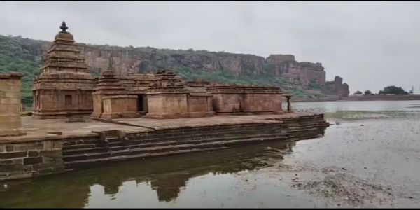 ಧಾರಾಕಾರ ಮಳೆಗೆ ಬಾದಾಮಿ ಬೆಟ್ಟದಲ್ಲಿ ಜಲಧಾರೆ: ಅಗಸ್ತ್ಯತೀರ್ಥ ಹೊಂಡಕ್ಕೆ ಹರಿದು ಬಂದ ಕಾರಂಜಿ ನೀರು