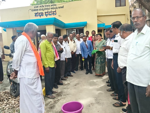 ಹಿರಿಯ ಸಿವಿಲ್ ನ್ಯಾಯಧೀಶರು ಹಾಗೂ ಜಿಲ್ಲಾ ಕಾನೂನು ಸೇವೆಗಳ ಪ್ರಾಧಿಕಾರ ಸದಸ್ಯ ಕಾರ್ಯದರ್ಶಿ ಪ್ರಭು ಎನ್ ಬಡಿಗೇರ ರವರು ಕ್ರೀಡಾ ಕೂಟಕ್ಕೆ ಚಾಲನೆ ನೀಡಿದರು. ಹಿರಿಯ ಸಿವಿಲ್ ನ್ಯಾಯಧೀಶರು ಹಾಗೂ ಜಿಲ್ಲಾ ಕಾನೂನು ಸೇವೆಗಳ ಪ್ರಾಧಿಕಾರ ಸದಸ್ಯ ಕಾರ್ಯದರ್ಶಿ ಪ್ರಭು ಎನ್ ಬಡಿಗೇರ ರವರು ಕ್ರೀಡಾ ಕೂಟಕ್ಕೆ ಚಾಲನೆ ನೀಡಿದರು.