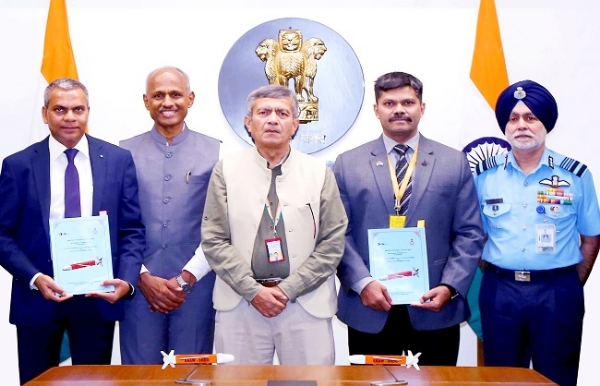 रक्षा सचिव राजेश कुमार सिंह बीडीएल अधिकारियों के साथ रक्षा सचिव राजेश कुमार सिंह बीडीएल अधिकारियों के साथ