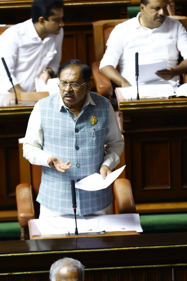 ವಿಧಾನಸಭೆಯಲ್ಲಿ ಮಾತನಾಡಿದ ಡಿಸಿಎಂ ಪರಮೇಶ್ವರ ವಿಧಾನಸಭೆಯಲ್ಲಿ ಮಾತನಾಡಿದ ಡಿಸಿಎಂ ಪರಮೇಶ್ವರ