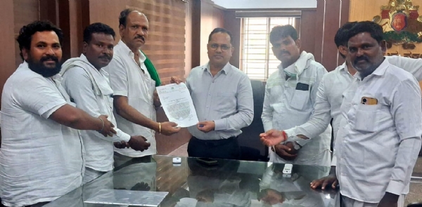 ತುಂಗಭದ್ರ ನೀರಾವರಿ ಸಲಹಾ ಸಮಿತಿ ಸಭೆಯನ್ನು ತುರ್ತಾಗಿ ನಡೆಸಿ, ಬೆಳೆಗಳನ್ನು ಸಂರಕ್ಷಿಸಲು ಆಗ್ರಹ ತುಂಗಭದ್ರ ನೀರಾವರಿ ಸಲಹಾ ಸಮಿತಿ ಸಭೆಯನ್ನು ತುರ್ತಾಗಿ ನಡೆಸಿ, ಬೆಳೆಗಳನ್ನು ಸಂರಕ್ಷಿಸಲು ಆಗ್ರಹ
