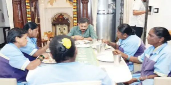 ಪೌರ ಕಾರ್ಮಿಕರೊಂದಿಗೆ ಉಪಾಹಾರ ಸೇವಿಸಿದ ಸಚಿವ ಬಾಲಕೃಷ್ಣ
