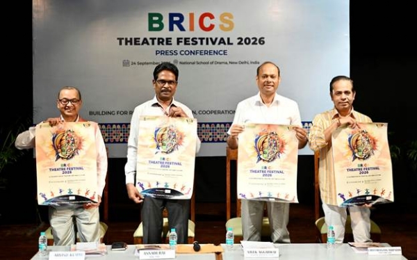 पोस्टर जारी करते हुए संस्कृति मंत्रालय के सचिव विवेक गुप्ता पोस्टर जारी करते हुए संस्कृति मंत्रालय के सचिव विवेक गुप्ता