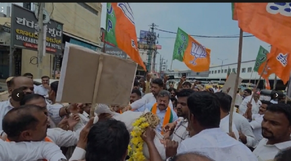 Davangere-BJP-protests-against-Karnataka-government-over-financial-crisis-black-flag-funeral-protest