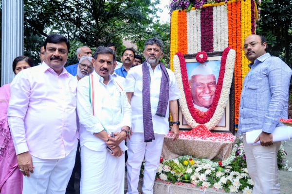 ಪೌರಕಾರ್ಮಿಕರ ದಿನಾಚರಣೆ: ಐಪಿಡಿ ಸಾಲಪ್ಪ ಪ್ರತಿಮೆಗೆ ಸಿಎಂ ಡಿ.ಕೆ. ಶಿವಕುಮಾರ್ ಮಾಲಾರ್ಪಣೆ
