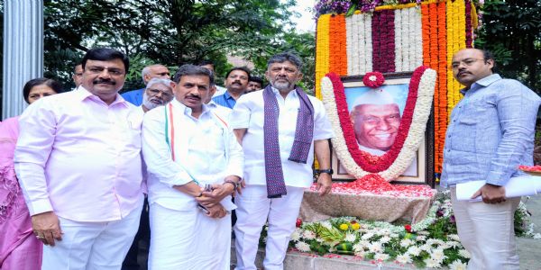 ಪೌರಕಾರ್ಮಿಕರ ದಿನಾಚರಣೆ: ಐಪಿಡಿ ಸಾಲಪ್ಪ ಪ್ರತಿಮೆಗೆ ಸಿಎಂ ಡಿ.ಕೆ. ಶಿವಕುಮಾರ್ ಮಾಲಾರ್ಪಣೆ