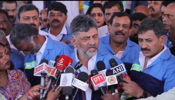 ಮಾಧ್ಯಮಗಳಿಗೆ ಮಾತನಾಡಿದ ಮುಖ್ಯಮಂತ್ರಿ ಮಾಧ್ಯಮಗಳಿಗೆ ಮಾತನಾಡಿದ ಮುಖ್ಯಮಂತ್ರಿ
