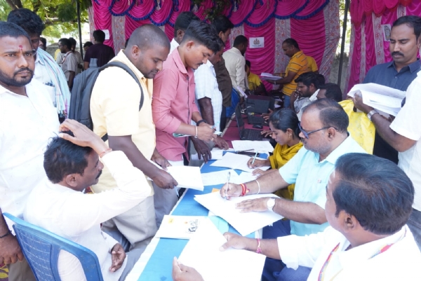 ಸಿರಿವಾರ : ಹೋಬಳಿ ಮಟ್ಟದ ‘ಪ್ರಜಾಸೇವೆ’- ಮನೆಬಾಗಿಲಿಗೆ ಆಡಳಿತ: ಜಿಲ್ಲಾಧಿಕಾರಿ ನಾಗೇಂದ್ರ ಪ್ರಸಾದ್.ಕೆ ಸಿರಿವಾರ : ಹೋಬಳಿ ಮಟ್ಟದ ‘ಪ್ರಜಾಸೇವೆ’- ಮನೆಬಾಗಿಲಿಗೆ ಆಡಳಿತ: ಜಿಲ್ಲಾಧಿಕಾರಿ ನಾಗೇಂದ್ರ ಪ್ರಸಾದ್.ಕೆ
