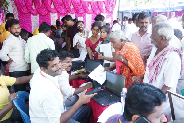 ಸಿರಿವಾರ : ಹೋಬಳಿ ಮಟ್ಟದ ‘ಪ್ರಜಾಸೇವೆ’- ಮನೆಬಾಗಿಲಿಗೆ ಆಡಳಿತ: ಜಿಲ್ಲಾಧಿಕಾರಿ ನಾಗೇಂದ್ರ ಪ್ರಸಾದ್.ಕೆ ಸಿರಿವಾರ : ಹೋಬಳಿ ಮಟ್ಟದ ‘ಪ್ರಜಾಸೇವೆ’- ಮನೆಬಾಗಿಲಿಗೆ ಆಡಳಿತ: ಜಿಲ್ಲಾಧಿಕಾರಿ ನಾಗೇಂದ್ರ ಪ್ರಸಾದ್.ಕೆ