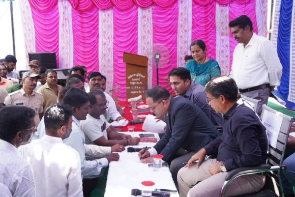 ಸಿರಿವಾರ : ಹೋಬಳಿ ಮಟ್ಟದ ‘ಪ್ರಜಾಸೇವೆ’- ಮನೆಬಾಗಿಲಿಗೆ ಆಡಳಿತ: ಜಿಲ್ಲಾಧಿಕಾರಿ ನಾಗೇಂದ್ರ ಪ್ರಸಾದ್.ಕೆ ಸಿರಿವಾರ : ಹೋಬಳಿ ಮಟ್ಟದ ‘ಪ್ರಜಾಸೇವೆ’- ಮನೆಬಾಗಿಲಿಗೆ ಆಡಳಿತ: ಜಿಲ್ಲಾಧಿಕಾರಿ ನಾಗೇಂದ್ರ ಪ್ರಸಾದ್.ಕೆ