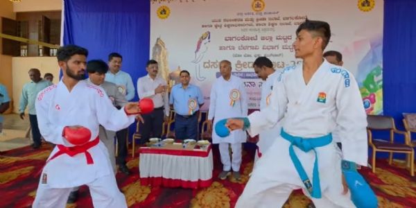 ದಸರಾ ಕ್ರೀಡಾಕೂಟಕ್ಕೆ ಅದ್ಧೂರಿ ಚಾಲನೆ: ಕರಾಟೆ ಪಟುಗಳೊಂದಿಗೆ ಕರಾಟೆ ಪ್ರದರ್ಶಿಸಿದ ಪಿ.ಎಚ್. ಪೂಜಾರ್