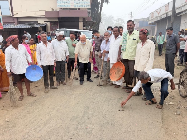 ಸ್ವಚ್ಛತಾ ಕಾರ್ಯದಲ್ಲಿ ಶಾಸಕ ಆರ್.ವಿ. ದೇಶಪಾಂಡೆ ಭಾಗಿ