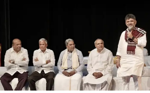mukhyamantri-drama-900th-performance-with-serving-and-former-cms mukhyamantri-drama-900th-performance-with-serving-and-former-cms