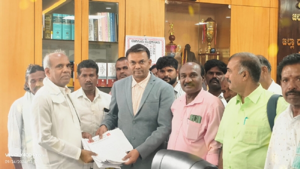 ಸಕ್ಷಮ ಪ್ರಾಧಿಕಾರದಿಂದ ಮಂಜೂರಾಗಿರುವ ಭೂಮಿಯಿಂದ ಒಕ್ಕಲೆಬ್ಬಿಸದಂತೆ ಕೋರಿ ಭೂಸಂತ್ರಸ್ತರ ಹೋರಾಟ ಸಮಿತಿಯಿಂದ ಕೋಲಾರ ಜಿಲ್ಲಾಧಿಕಾರಿ ಎಂ.ಆರ್. ರವಿಕುಮಾರ್ ಮನವಿ ಸಲ್ಲಿಸಿದರು.
