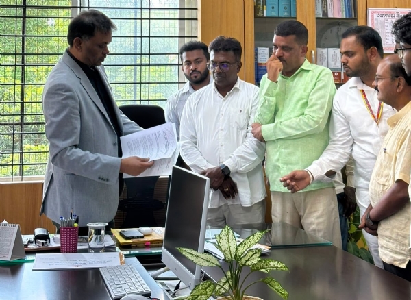 ಕೋಲಾರ ನಗರದಲ್ಲಿ ಅವೈಜ್ಞಾನಿಕ ರಸ್ತೆ ಉಬ್ಬುಗಳನ್ನು ತೆರವುಗೊಳಿಸಲು ಒತ್ತಾಯಿಸಿ ರೈತ ಸಂಘ ಹಾಗೂ ಸಾರ್ವಜನಿಕರಿಂದ ಜಿಲ್ಲಾಧಿಕಾರಿ ಎಂ.ಆರ್. ರವಿಕುಮಾರ್ ರವರಿಗೆ ಮನವಿ ಸಲ್ಲಿಸಲಾಯಿತು.