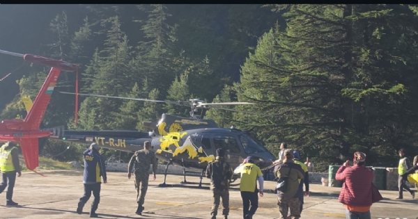 रेस्क्यू के लिए तैयार एसडीआरएफ टीम हेलीकॉप्टर के साथ। रेस्क्यू के लिए तैयार एसडीआरएफ टीम हेलीकॉप्टर के साथ।