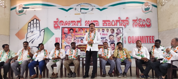 ಕೋಲಾರ ಕಾಂಗ್ರೆಸ್ ಭವನದಲ್ಲಿ ವಿಧಾನಪರಿಷತ್ ಸದಸ್ಯ ಡಿ.ಟಿ. ಶ್ರೀನಿವಾಸ್ ಹಿಂದುಳಿದ ವರ್ಗಗಳ ಮುಖಂಡರು ಮತ್ತು ಕಾರ್ಯಕರ್ತರ ಸಭೆಯಲ್ಲಿ ಮಾತನಾಡಿದರು. ಕೋಲಾರ ಕಾಂಗ್ರೆಸ್ ಭವನದಲ್ಲಿ ವಿಧಾನಪರಿಷತ್ ಸದಸ್ಯ ಡಿ.ಟಿ. ಶ್ರೀನಿವಾಸ್ ಹಿಂದುಳಿದ ವರ್ಗಗಳ ಮುಖಂಡರು ಮತ್ತು ಕಾರ್ಯಕರ್ತರ ಸಭೆಯಲ್ಲಿ ಮಾತನಾಡಿದರು.