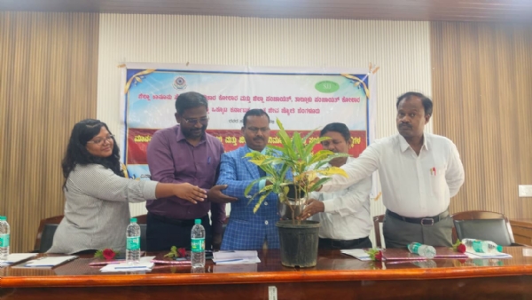 ಕೋಲಾರದಲ್ಲಿ ಕಾನೂನು ಸೇವಾ ಪ್ರಾಧಿಕಾರ ಮತ್ತು ಸ್ವಯಂ ಸೇವಾ ಸಂಸ್ಥೆಗಳ ಆಶ್ರಯದಲ್ಲಿ ಮಾನವ ಕಳ್ಳ ಸಾಗಾಣಿಕೆ ಹಾಗೂ ಜೀತಪದ್ದತಿ ನಿರ್ಮೂಲನೆಯ ಬಗ್ಗೆ ನಡೆದ ಕಾರ್ಯಾಗಾರವನ್ನು ಜಿಲ್ಲಾ ಕಾನೂನು ಸೇವೆಗಳ ಪ್ರಾಧಿಕಾರದ ಸದಸ್ಯ ಕಾರ್ಯದರ್ಶಿ ಹಾಗೂ ನ್ಯಾಯಾಧೀಶರಾದ ಪ್ರಭು ನೀಲಾಚಾರಿ ಬಡಿಗೇರ ಉದ್ಘಾಟಿಸಿದರು. ಕೋಲಾರದಲ್ಲಿ ಕಾನೂನು ಸೇವಾ ಪ್ರಾಧಿಕಾರ ಮತ್ತು ಸ್ವಯಂ ಸೇವಾ ಸಂಸ್ಥೆಗಳ ಆಶ್ರಯದಲ್ಲಿ ಮಾನವ ಕಳ್ಳ ಸಾಗಾಣಿಕೆ ಹಾಗೂ ಜೀತಪದ್ದತಿ ನಿರ್ಮೂಲನೆಯ ಬಗ್ಗೆ ನಡೆದ ಕಾರ್ಯಾಗಾರವನ್ನು ಜಿಲ್ಲಾ ಕಾನೂನು ಸೇವೆಗಳ ಪ್ರಾಧಿಕಾರದ ಸದಸ್ಯ ಕಾರ್ಯದರ್ಶಿ ಹಾಗೂ ನ್ಯಾಯಾಧೀಶರಾದ ಪ್ರಭು ನೀಲಾಚಾರಿ ಬಡಿಗೇರ ಉದ್ಘಾಟಿಸಿದರು.