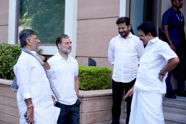 ರಾಹುಲ್ ಗಾಂಧಿ ಡಿ.ಕೆ. ಶಿವಕುಮಾರ್, ಎಐಸಿಸಿ ಪ್ರಧಾನ ಕಾರ್ಯದರ್ಶಿ ಕೆ.ಸಿ. ವೇಣುಗೋಪಾಲ್ ಹಾಗೂ ತೆಲಂಗಾಣ ಮುಖ್ಯಮಂತ್ರಿ ರೇವಂತ್ ರೆಡ್ಡಿ ಅವರು ಮಾತುಕತೆ ನಡೆಸಿದರು.