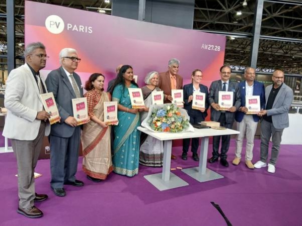 केन्द्रीय कपड़ा सचिव नीलम शमी राव के साथ अन्य लोग मौजूद। केन्द्रीय कपड़ा सचिव नीलम शमी राव के साथ अन्य लोग मौजूद।
