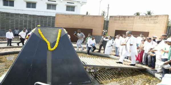 ಈಸೂರಿನ ಹುತಾತ್ಮರ ಸ್ಮಾರಕಕ್ಕೆ ಹರಿಪ್ರಸಾದ ಭೇಟಿ