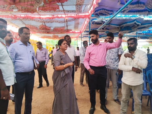 ಪ್ರಜಾ ಸೇವೆ ಆಂದೋಲನ ನಡೆಯಲಿರುವ ಕೋಲಾರ ಜ್ಯೂನಿಯರ್ ಕಾಲೇಜು ಮೈದಾನಕ್ಕೆ ಜಿಲ್ಲಾಧಿಕಾರಿ ಎಂ.ಆರ್. ರವಿಕುಮಾರ್ ಭೇಟಿ ನೀಡಿ ಪರಿಶೀಲಿಸಿದರು. ಪ್ರಜಾ ಸೇವೆ ಆಂದೋಲನ ನಡೆಯಲಿರುವ ಕೋಲಾರ ಜ್ಯೂನಿಯರ್ ಕಾಲೇಜು ಮೈದಾನಕ್ಕೆ ಜಿಲ್ಲಾಧಿಕಾರಿ ಎಂ.ಆರ್. ರವಿಕುಮಾರ್ ಭೇಟಿ ನೀಡಿ ಪರಿಶೀಲಿಸಿದರು.