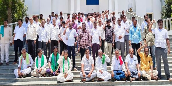 ಕೋಳಿ ಸಾಕಾಣಿಕೆ ದರ ಜಾರಿಗೆ ಒತ್ತಾಯಿಸಿ ಕೋಲಾರ ಕೋಳಿ ಸಾಕಾಣಿಕೆದಾರರಿಂದ ಪ್ರತಿಭಟನೆ