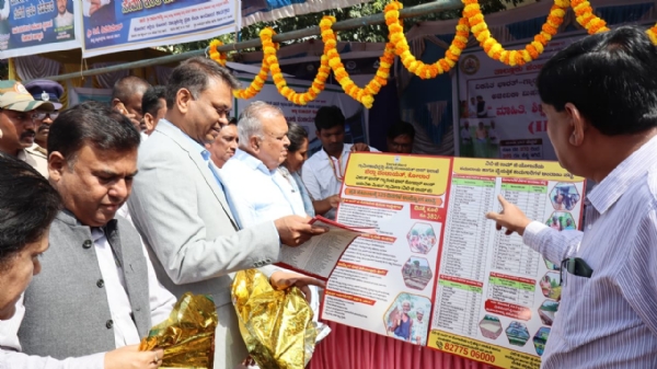 ಕೋಲಾರದಲ್ಲಿ ನಡೆದ ಪ್ರಜಾಸೇವಾ ಆಂದೋಲನ ಕಾರ್ಯಕ್ರಮದಲ್ಲಿ ಸಚಿವ ರಾಮಲಿಂಗಾರೆಡ್ಡಿ ವಿಬಿಜಿರಾಮ್ ಜೀ ಕರಪತ್ರ ಬಿಡುಗಡೆ ಮಾಡಿದರು. ಕೋಲಾರದಲ್ಲಿ ನಡೆದ ಪ್ರಜಾಸೇವಾ ಆಂದೋಲನ ಕಾರ್ಯಕ್ರಮದಲ್ಲಿ ಸಚಿವ ರಾಮಲಿಂಗಾರೆಡ್ಡಿ ವಿಬಿಜಿರಾಮ್ ಜೀ ಕರಪತ್ರ ಬಿಡುಗಡೆ ಮಾಡಿದರು.